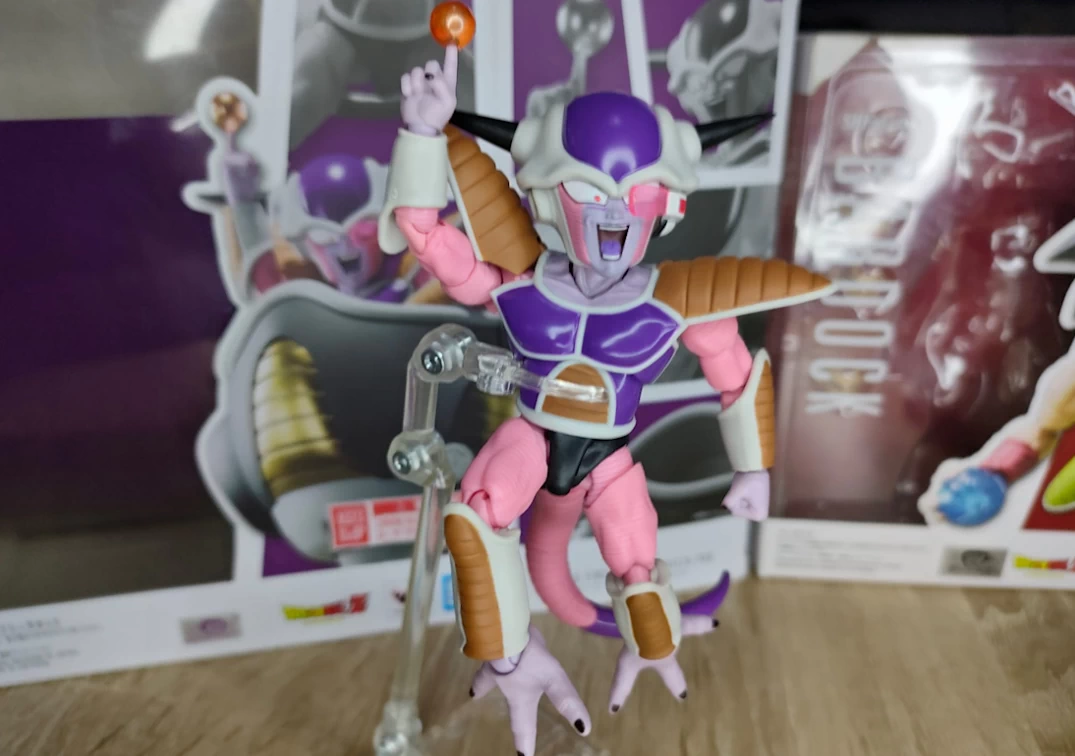 Foto posando del SHF de Frieza First Form & Frieza Pod 2021