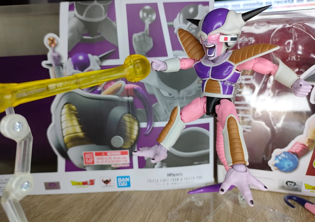 Foto posando del SHF de Frieza First Form & Frieza Pod 2021