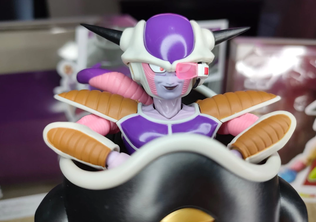 Foto posando del SHF de Frieza First Form & Frieza Pod 2021