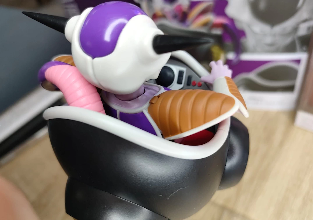 Foto posando del SHF de Frieza First Form & Frieza Pod 2021