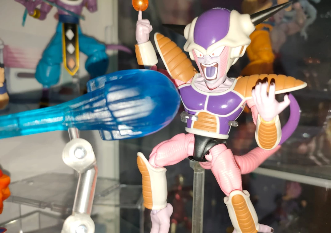 Foto posando del SHF Frieza First Form VS Barock