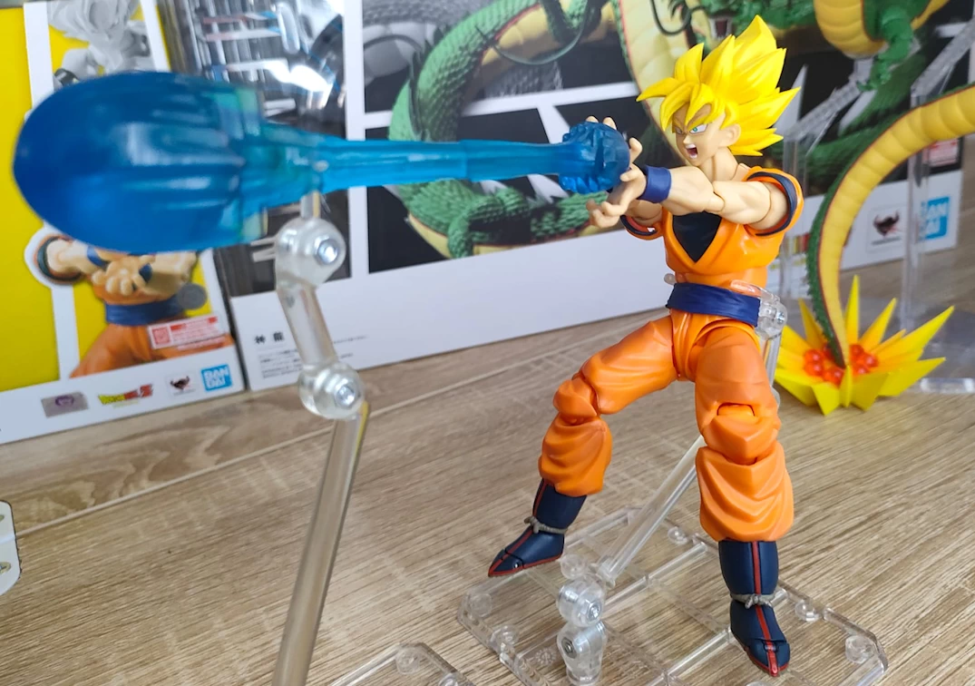 SHF de Goku SSJ Full Power haciendo el Kame Hame Ha