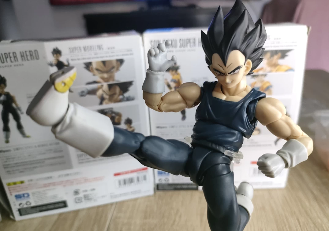 SHF de Vegeta 'Super Hero' En pose de combate