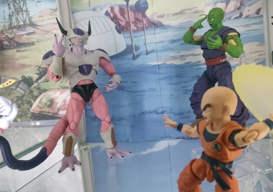Foto posando del SHF de Frieza Second Form 2023 VS Piccolo 'Super Hero' y Krillin