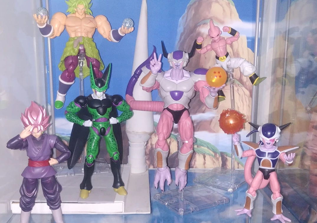 Foto posando del SHF de Frieza Second Form 2023 junto a otros villanos de Dragon Ball
