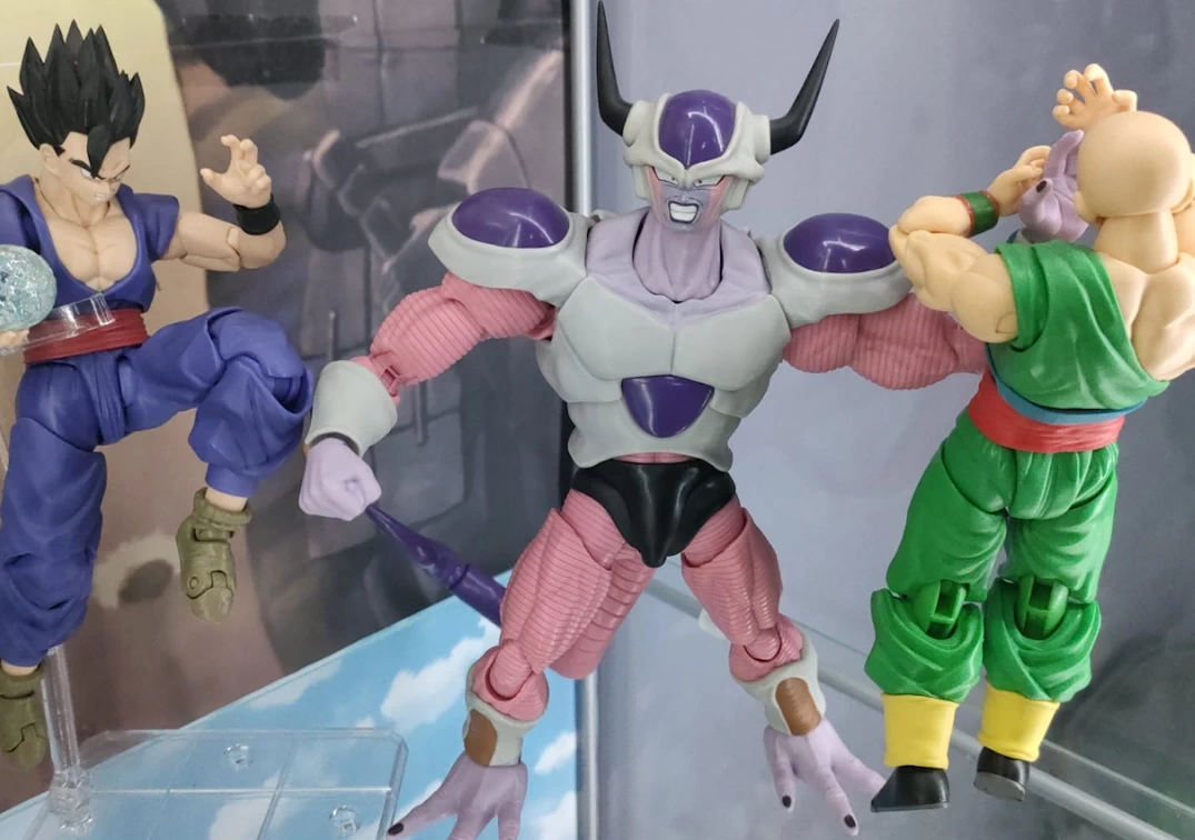 Foto posando del SHF de Frieza Second Form 2023 VS algunos de los Z Warriors