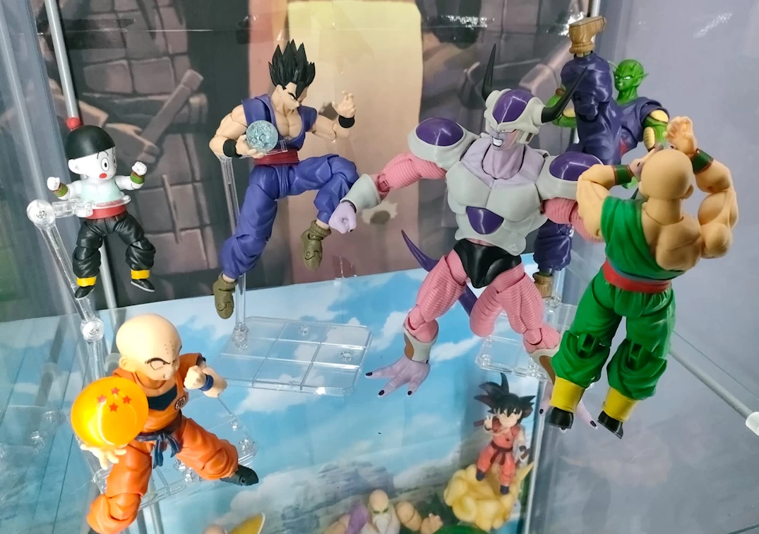 Foto posando del SHF de Frieza Second Form 2023 VS algunos de los Z Warriors