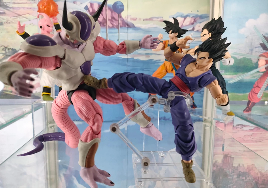 Foto posando del SHF de Frieza Second Form 2023 VS Ultimate Gohan 'Super Hero'
