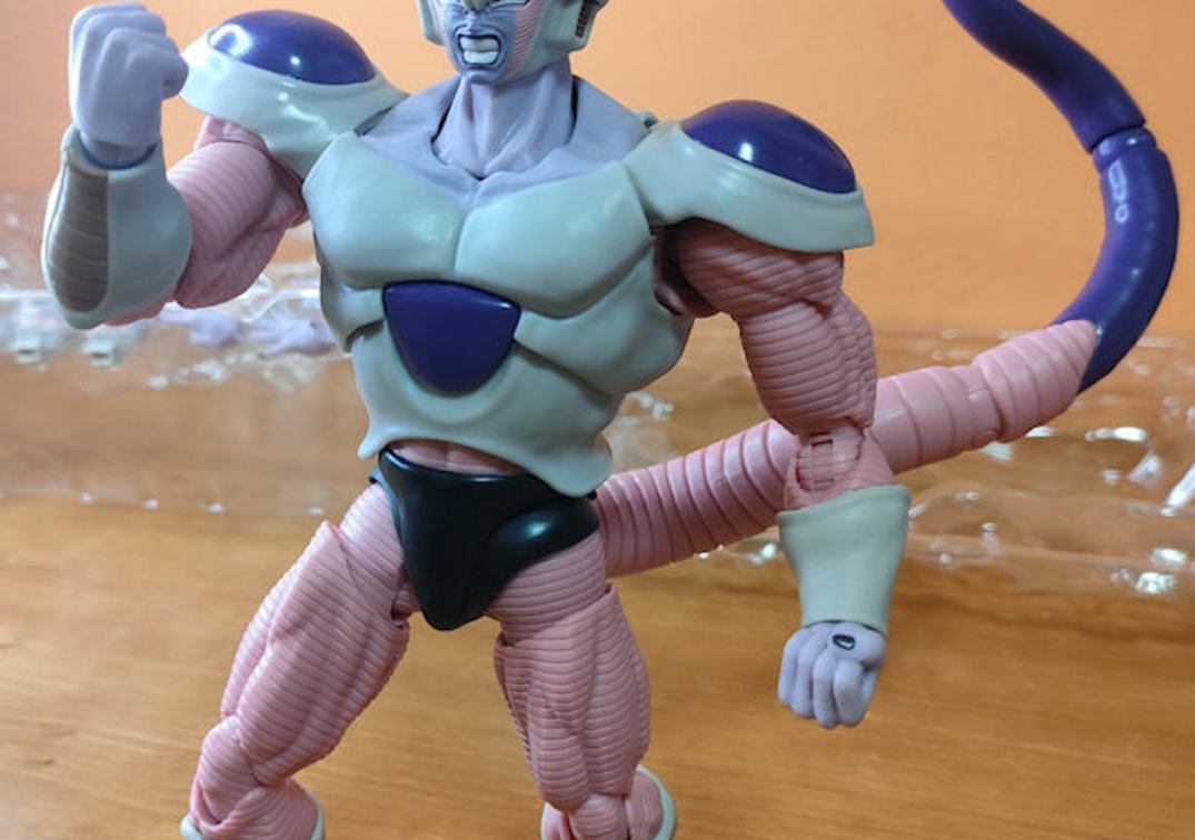 Foto posando del SHF de Frieza Second Form 2023