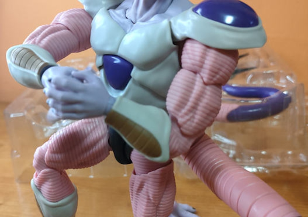 Foto posando del SHF de Frieza Second Form 2023