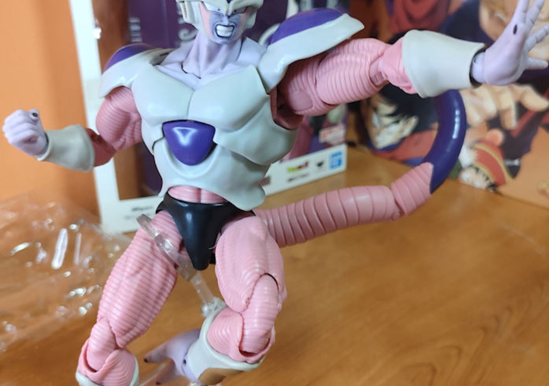 Foto posando del SHF de Frieza Second Form 2023