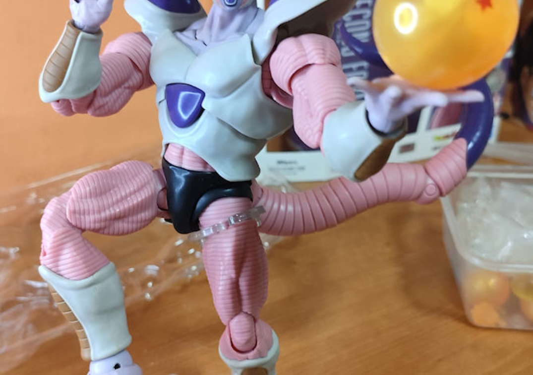 Foto posando del SHF de Frieza Second Form 2023