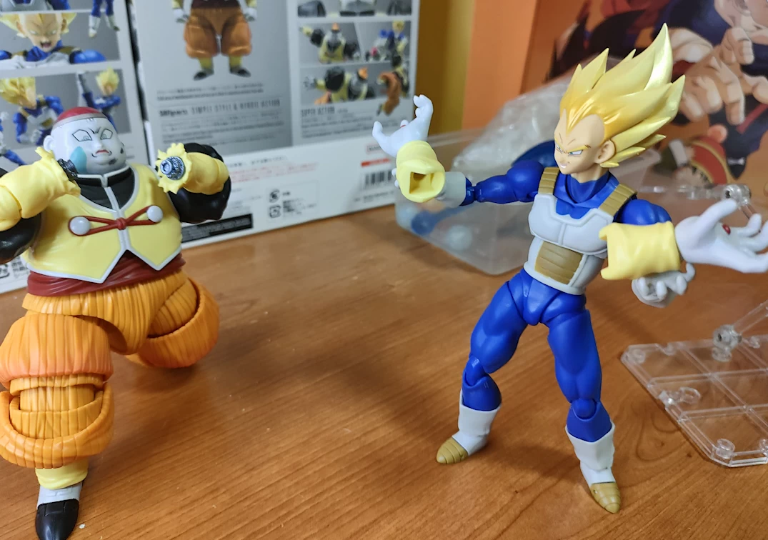 Foto posando del SHF de SSJ Vegeta ‘Awakening Super Saiyan Blood’ 2023 VS Android 19 del 2023