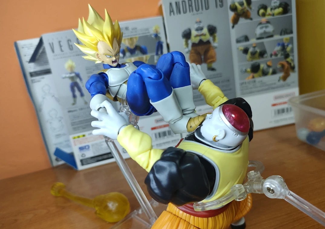 Foto posando del SHF de SSJ Vegeta ‘Awakening Super Saiyan Blood’ 2023 VS Android 19 del 2023