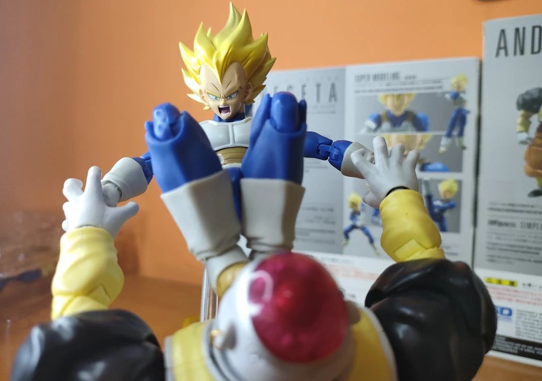 Foto posando del SHF de SSJ Vegeta ‘Awakening Super Saiyan Blood’ 2023 VS Android 19 del 2023
