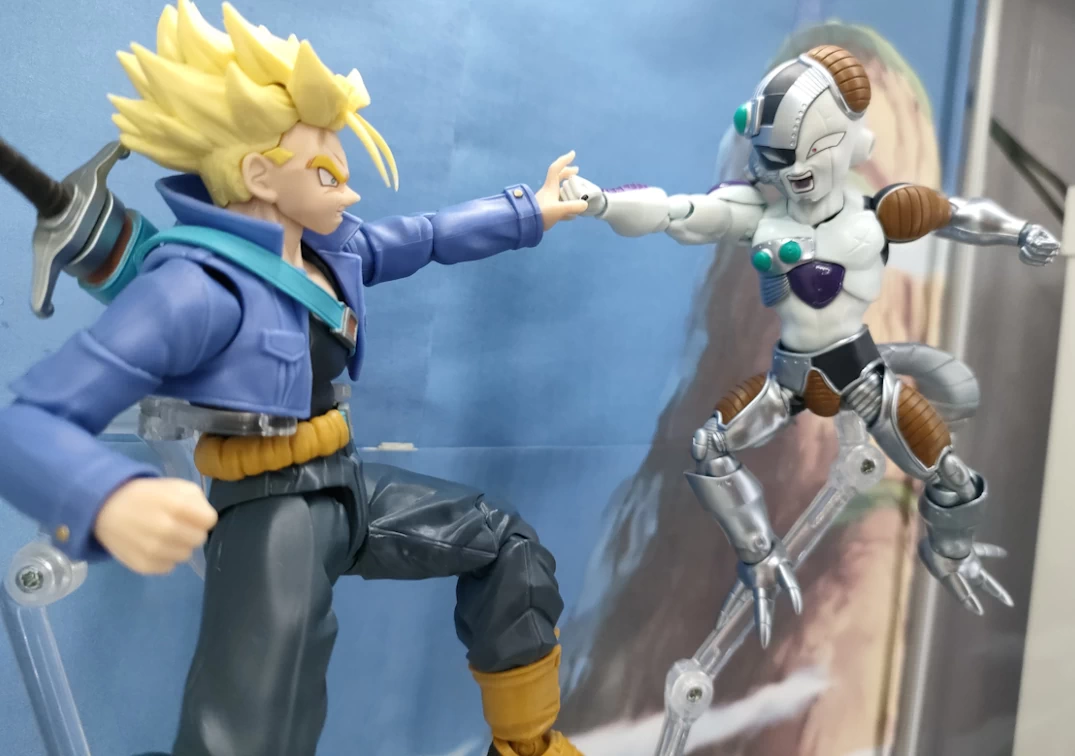 Foto posando del SHF de SSJ Trunks ‘Boy from the Future’ 2023 VS Mecha Frieza