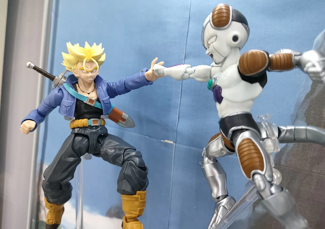 Foto posando del SHF de SSJ Trunks ‘Boy from the Future’ 2023 VS Mecha Frieza