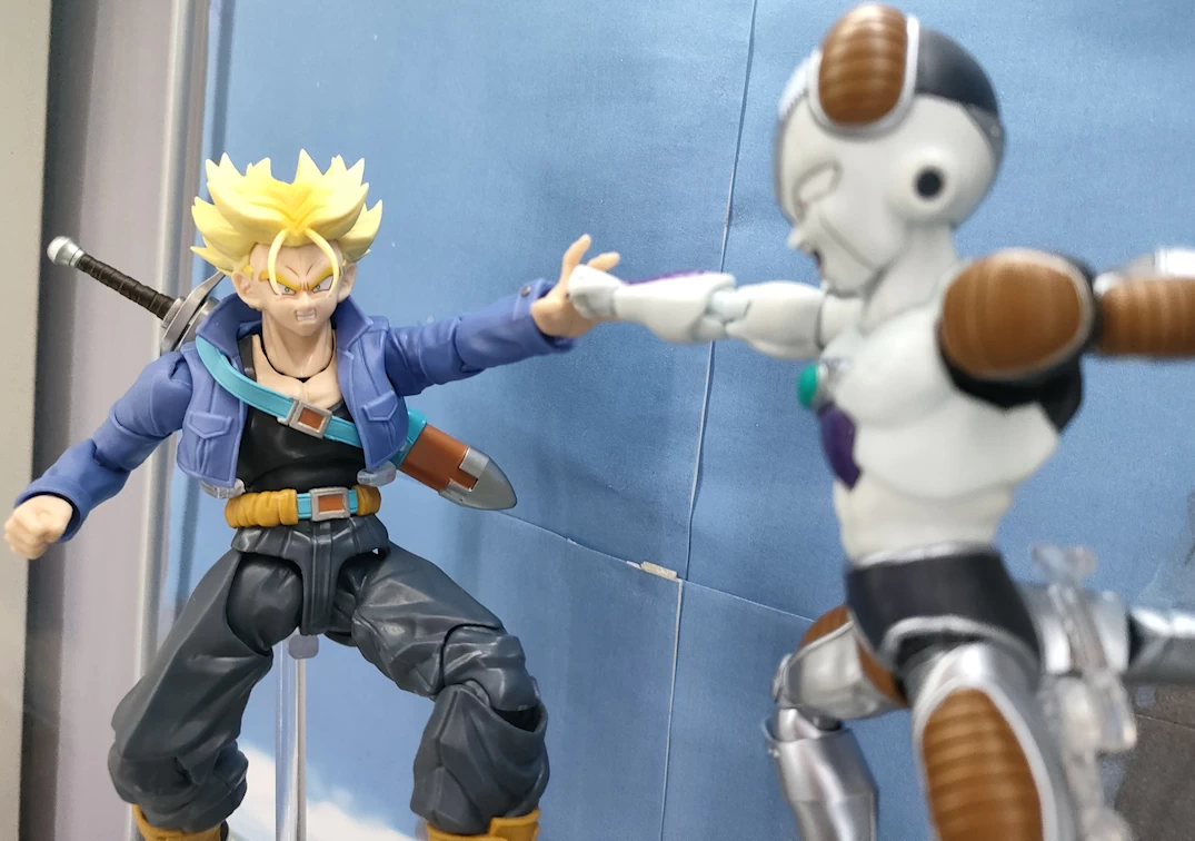 Foto posando del SHF de SSJ Trunks ‘Boy from the Future’ 2023 VS Mecha Frieza