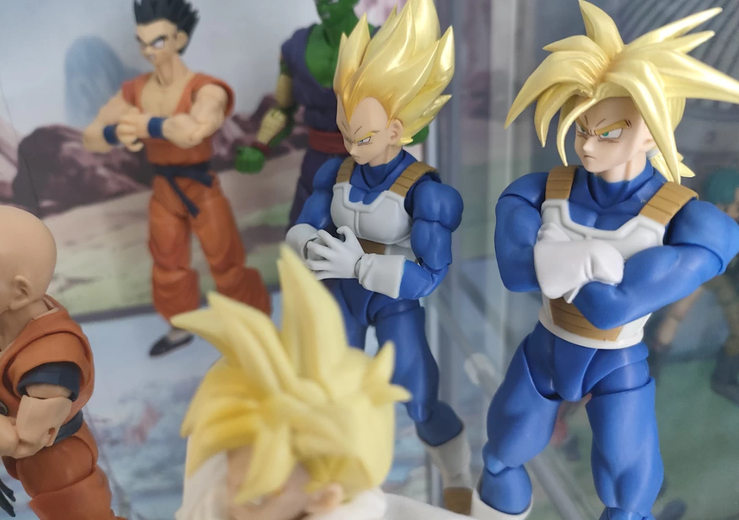 Foto posando del SHF de SSJ Trunks "Infinite Latent Super Power" 2023 junto a SSJ Vegeta en los Cell Games