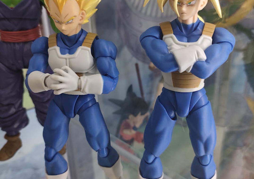 Foto posando del SHF de SSJ Trunks "Infinite Latent Super Power" 2023 junto a SSJ Vegeta en los Cell Games