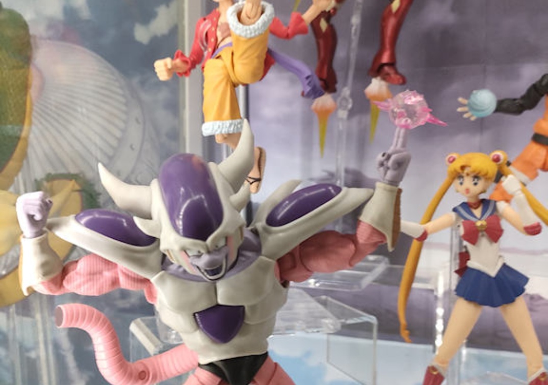 Foto posando del SHF de Frieza Third Form 2023