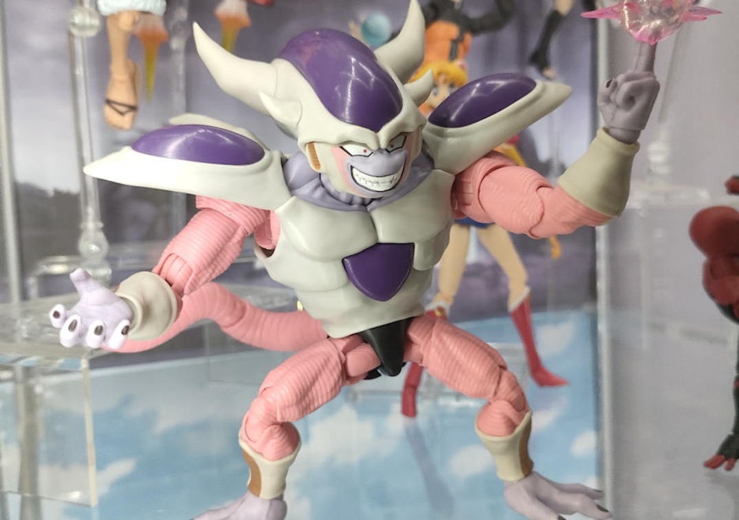 Foto posando del SHF de Frieza Third Form 2023