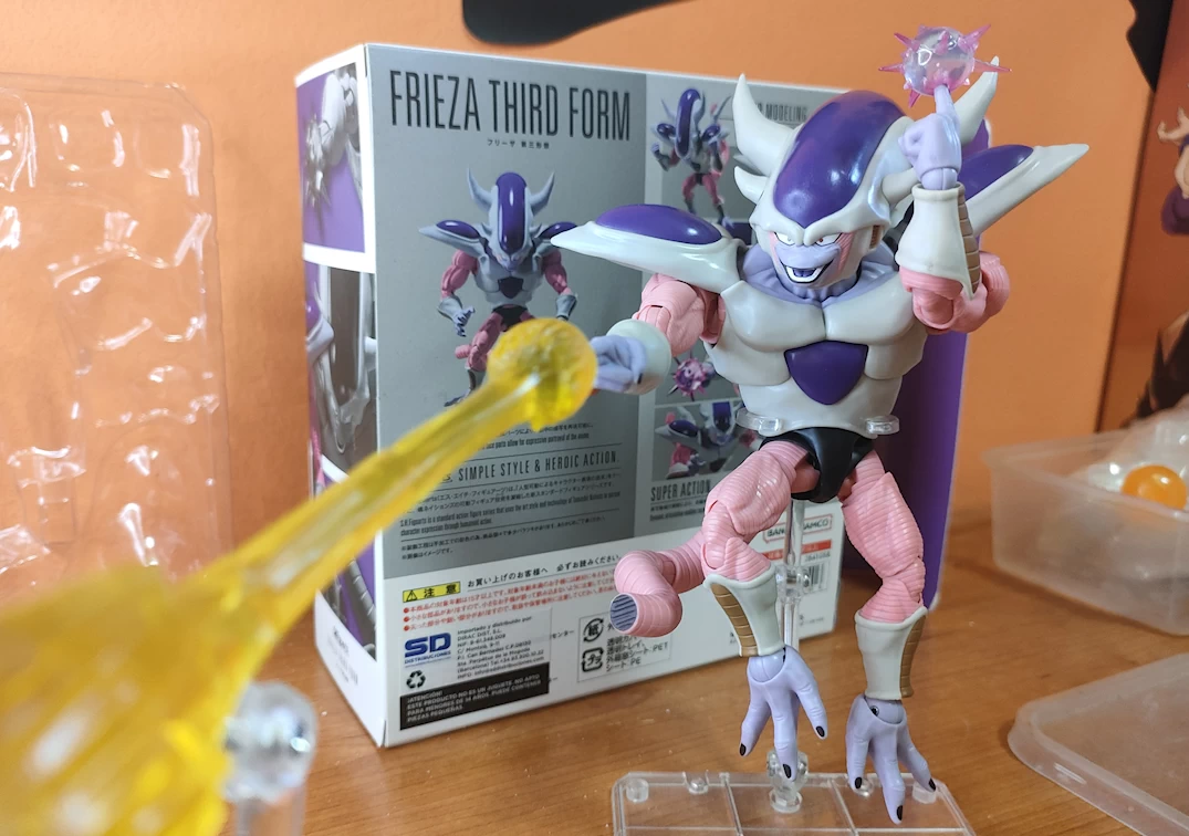 Foto posando del SHF de Frieza Third Form 2023