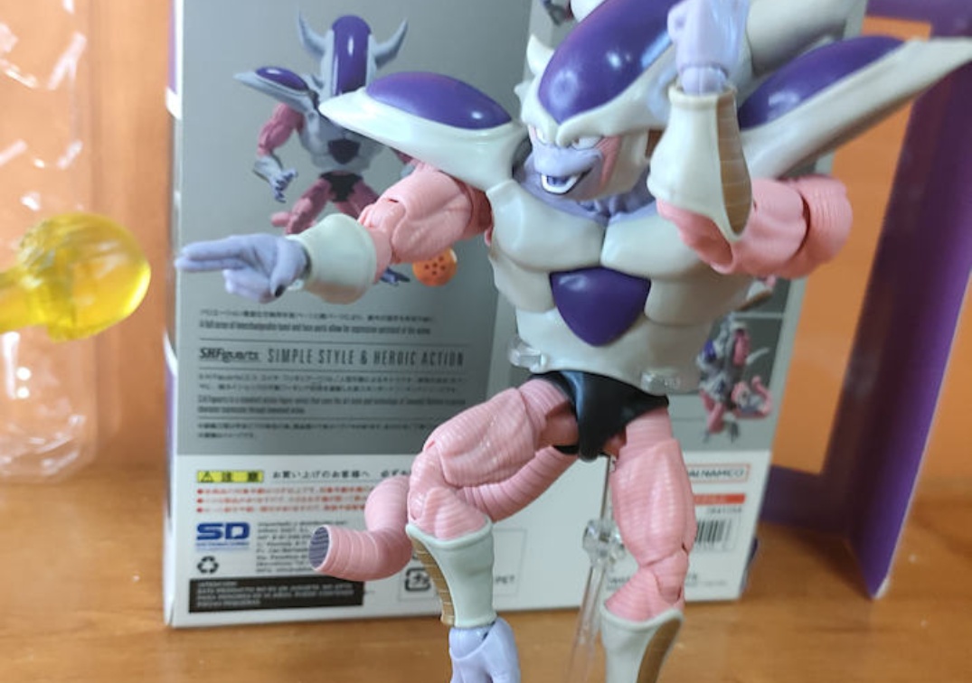 Foto posando del SHF de Frieza Third Form 2023