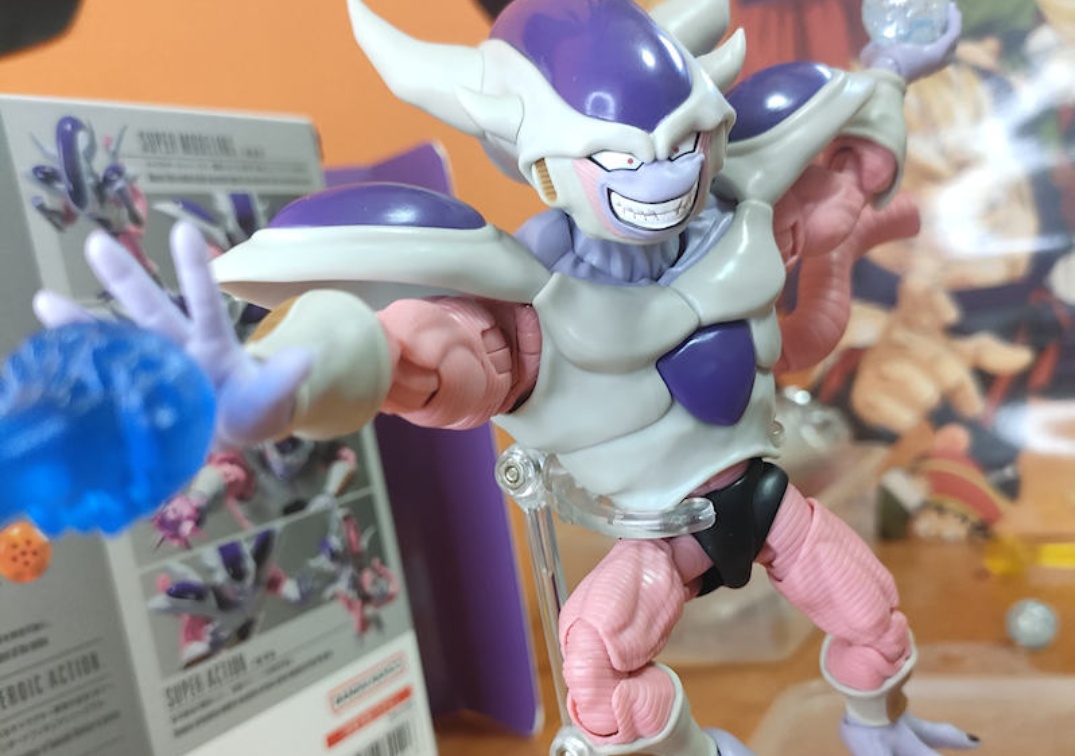 Foto posando del SHF de Frieza Third Form 2023