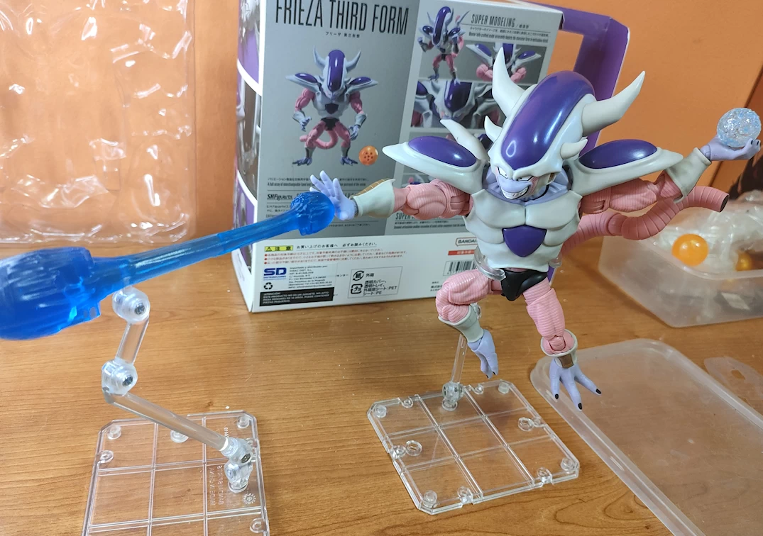 Foto posando del SHF de Frieza Third Form 2023