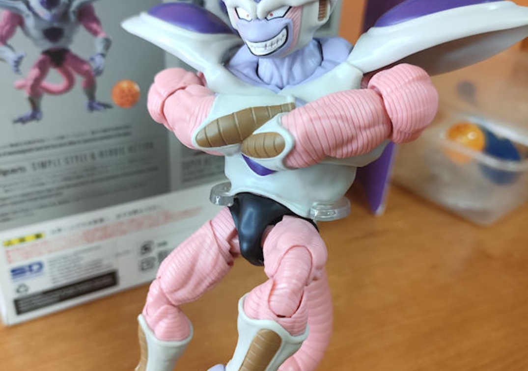Foto posando del SHF de Frieza Third Form 2023