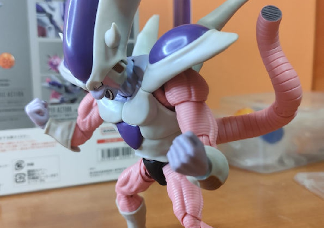 Foto posando del SHF de Frieza Third Form 2023