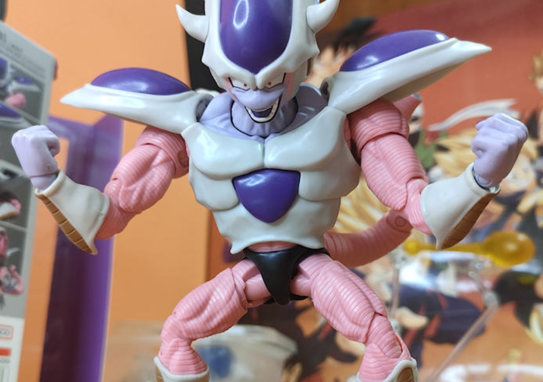 Foto posando del SHF de Frieza Third Form 2023
