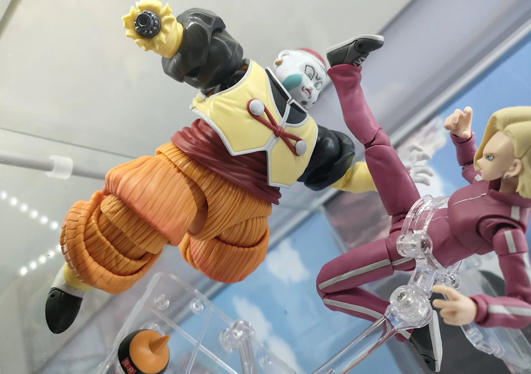 Foto posando del SHF de Android 19 2023 VS Android 18 del 2021