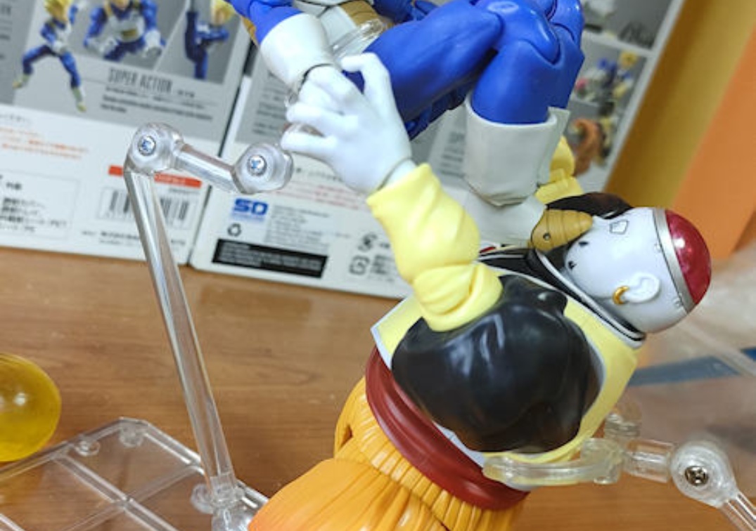 Foto posando del SHF de Android 19 2023 VS Vegeta SSJ del 2023