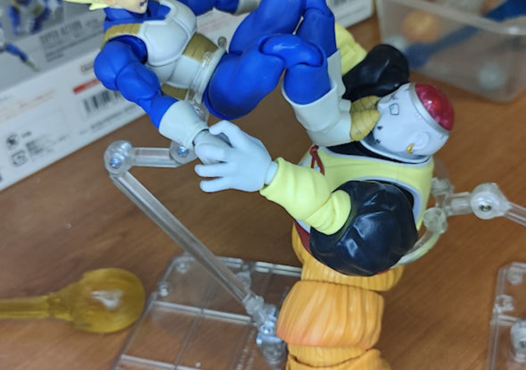 Foto posando del SHF de Android 19 2023 VS Vegeta SSJ del 2023