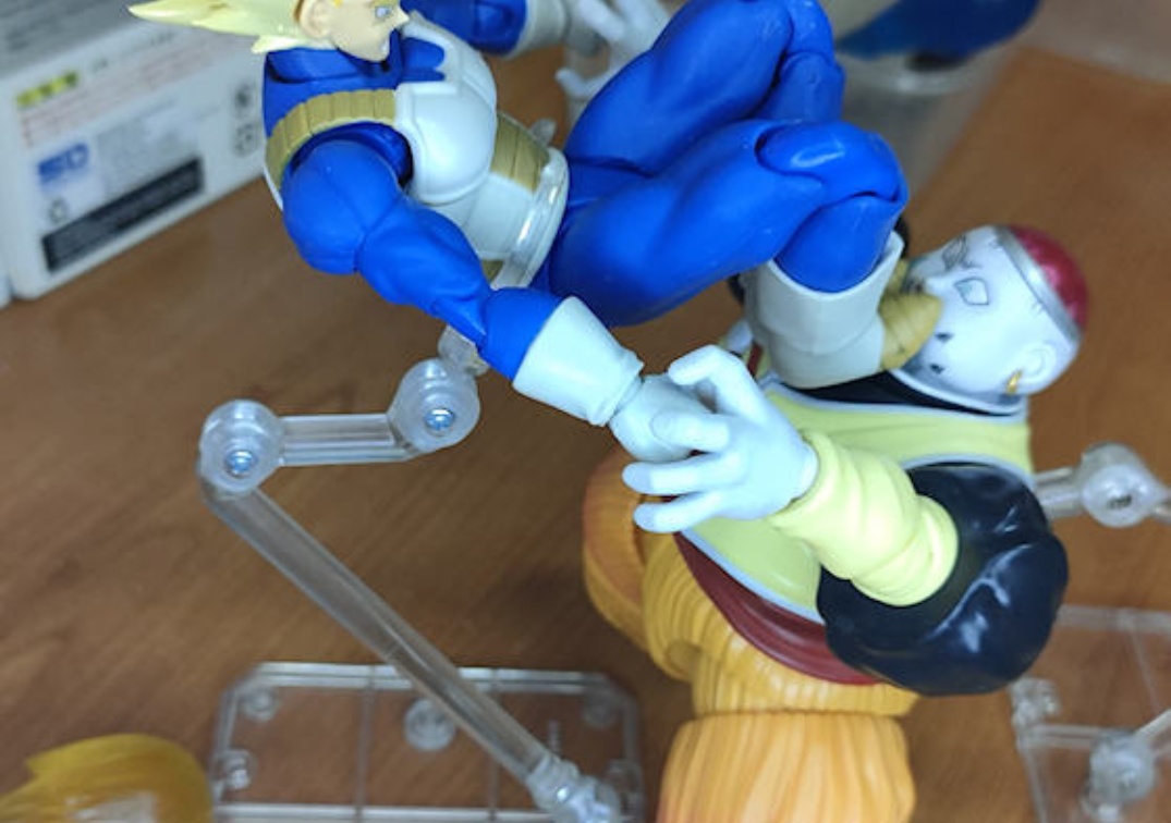 Foto posando del SHF de Android 19 2023 VS Vegeta SSJ del 2023