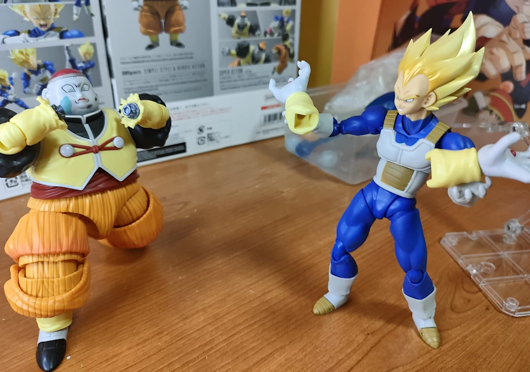 Foto posando del SHF de Android 19 2023 VS Vegeta SSJ del 2023