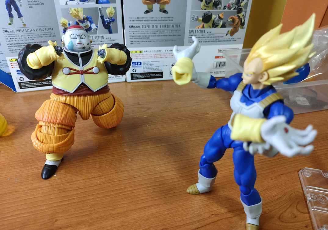 Foto posando del SHF de Android 19 2023 VS Vegeta SSJ del 2023