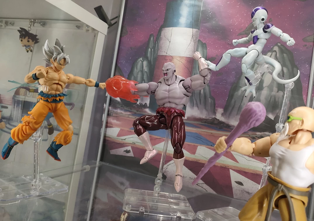 Foto posando del SHF de Goku Ultra Instinct 'Toyotaro Edition' 2024 Vs Jiren