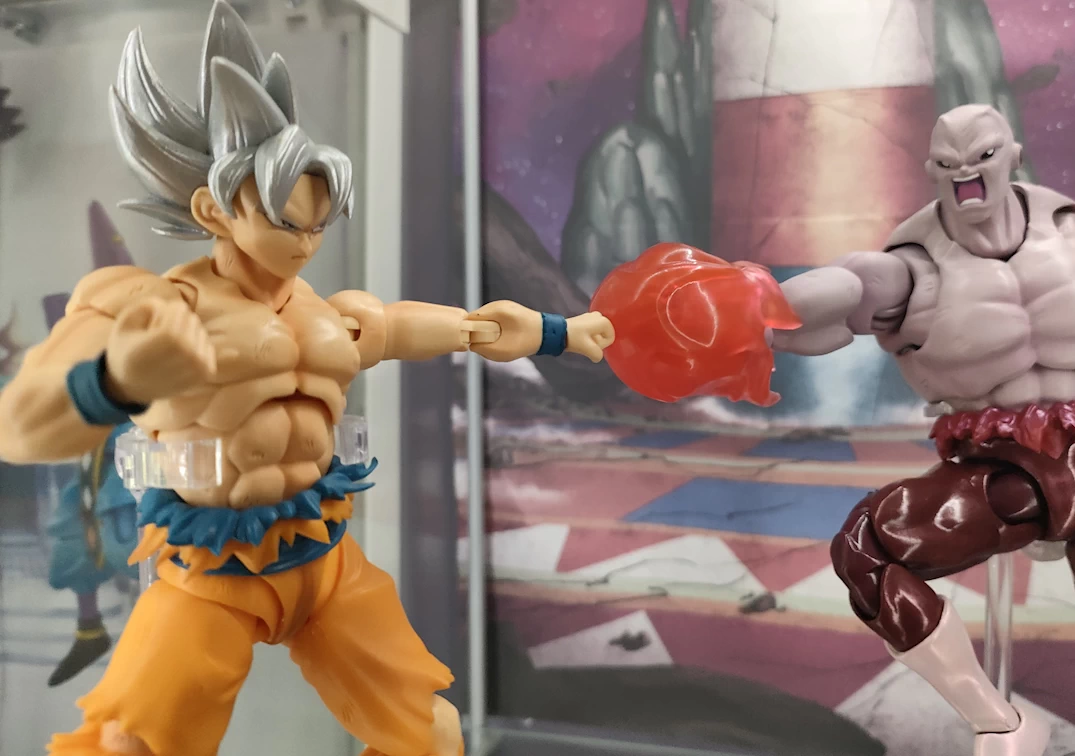 Foto posando del SHF de Goku Ultra Instinct 'Toyotaro Edition' 2024 Vs Jiren
