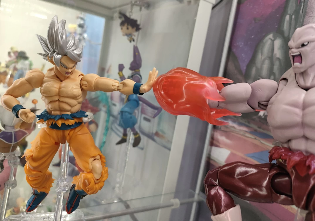 Foto posando del SHF de Goku Ultra Instinct 'Toyotaro Edition' 2024 Vs Jiren