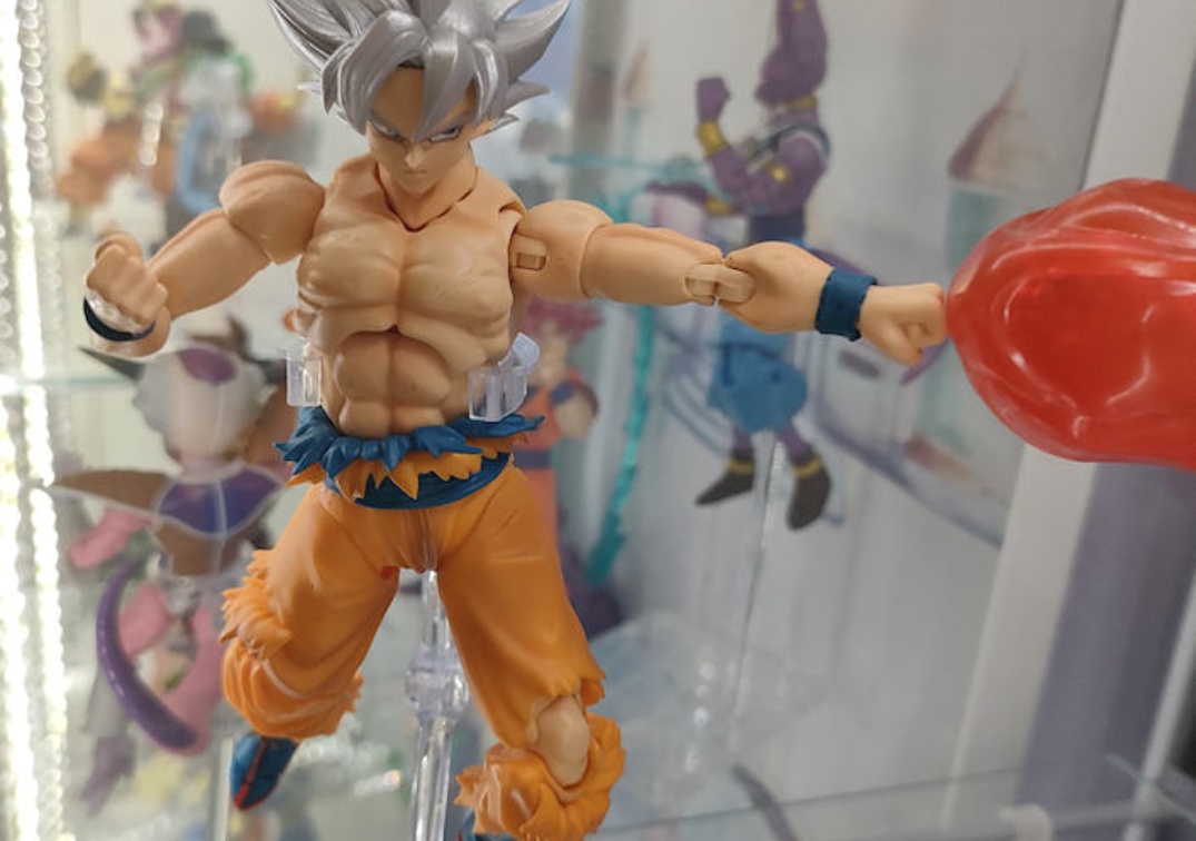 Foto posando del SHF de Goku Ultra Instinct 'Toyotaro Edition' 2024 Vs Jiren