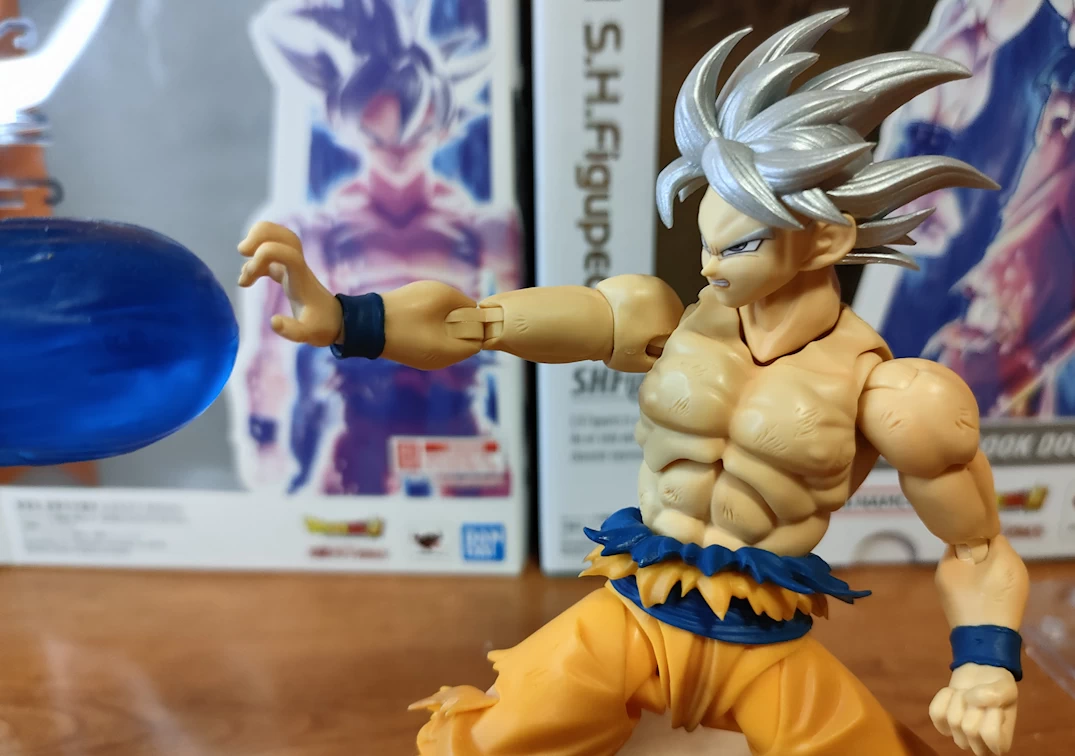 Foto posando del SHF de Goku Ultra Instinct 'Toyotaro Edition' 2024