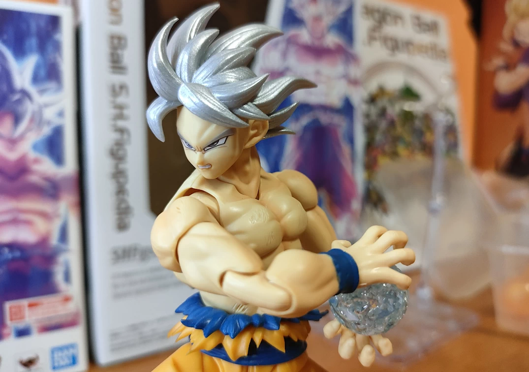Foto posando del SHF de Goku Ultra Instinct 'Toyotaro Edition' 2024