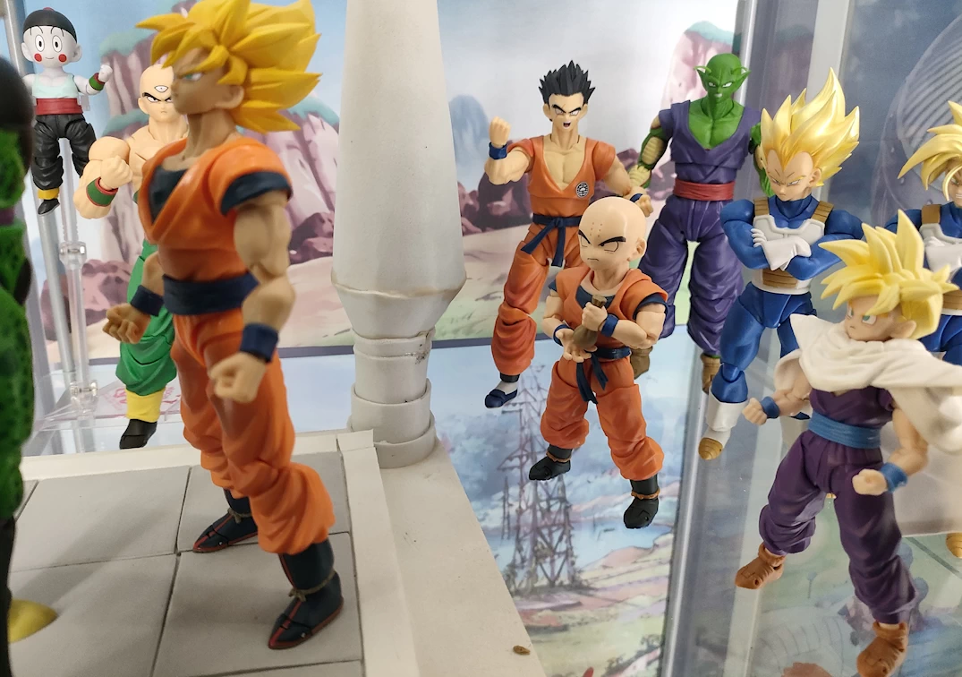 Foto posando del SHF de SSJ Gohan 'The fighter who surpassed Goku' 2024 junto a otros guerreros Z en los Cell Games