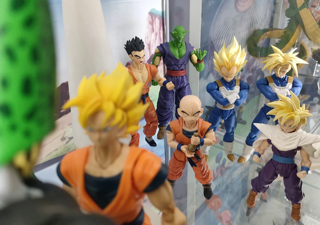 Foto posando del SHF de SSJ Gohan 'The fighter who surpassed Goku' 2024 junto a otros guerreros Z en los Cell Games