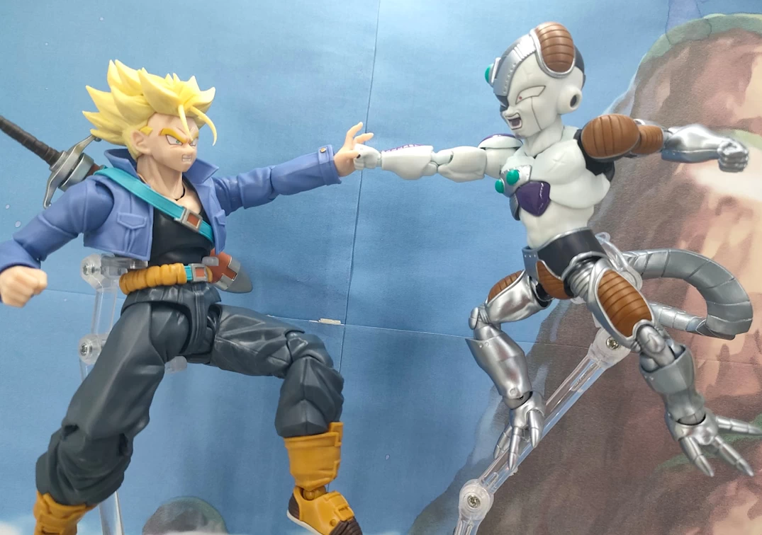 Foto posando del SHF de Mecha Frieza 2024 VS Future Trunks SSJ