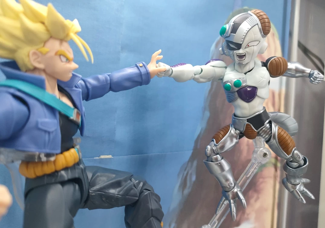 Foto posando del SHF de Mecha Frieza 2024 VS Future Trunks SSJ