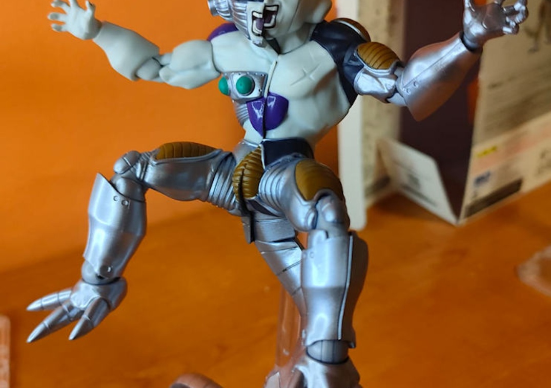 Foto posando del SHF de Mecha Frieza 2024